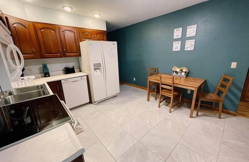 Summerlee Casa | Woodsy Retreat+Hot Tub+Game Room+Ideal Location
