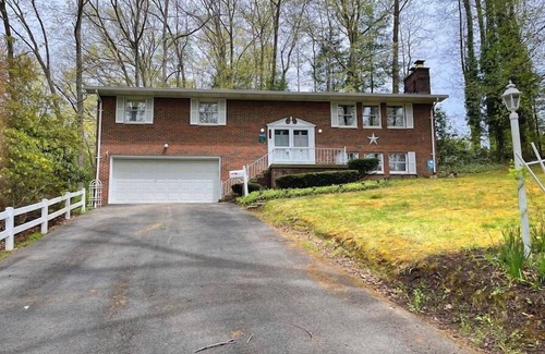 Summerlee Casa | Woodsy Retreat+Hot Tub+Game Room+Ideal Location