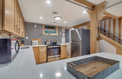 East Stroudsburg Cabina | ★ FAMILY FRIENDLY ★ CREEK-FRONT RERETRE w / HOT TUB, A / C - Especiales de invierno