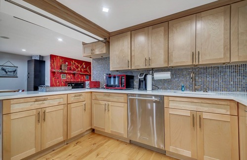 East Stroudsburg Cabina | ★ FAMILY FRIENDLY ★ CREEK-FRONT RERETRE w / HOT TUB, A / C - Especiales de invierno