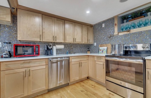 East Stroudsburg Cabina | ★ FAMILY FRIENDLY ★ CREEK-FRONT RERETRE w / HOT TUB, A / C - Especiales de invierno