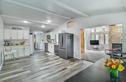 Pinetop-Lakeside Cabaña | Woodsy Retreat w/ Deck - 2 Mi to Rainbow Lake!