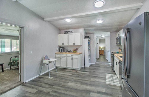 Pinetop-Lakeside Cabaña | Woodsy Retreat w/ Deck - 2 Mi to Rainbow Lake!