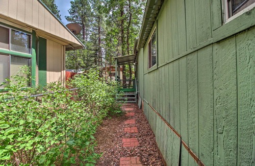 Pinetop-Lakeside Cabaña | Woodsy Retreat w/ Deck - 2 Mi to Rainbow Lake!