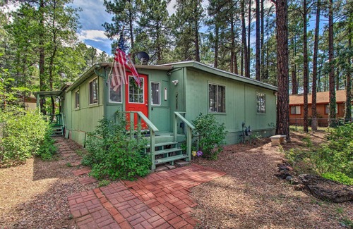 Pinetop-Lakeside Cabaña | Woodsy Retreat w/ Deck - 2 Mi to Rainbow Lake!