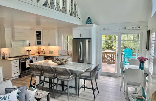 Emerald Isle Casa | Woosaah Life - Remodeled 2023-2 King EnSuites,Dog Friendly,Pvt Beach Parking