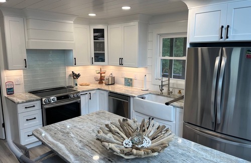 Emerald Isle Casa | Woosaah Life - Remodeled 2023-2 King EnSuites,Dog Friendly,Pvt Beach Parking
