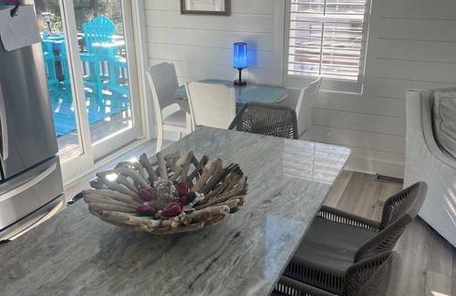 Emerald Isle Casa | Woosaah Life - Remodeled 2023-2 King EnSuites,Dog Friendly,Pvt Beach Parking