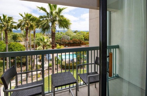Oakland Casa | Work and unwind at our Oakland International Airport room