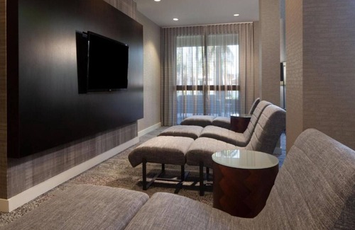 Oakland Casa | Work and unwind at our Oakland International Airport room