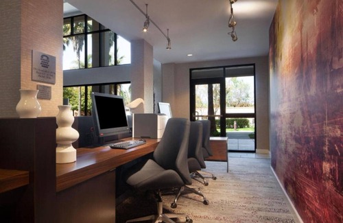 Oakland Casa | Work and unwind at our Oakland International Airport room