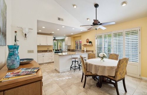 Palm Desert Casa | Serenidad en el desierto! ¡Casa maravillosamente actualizada en Desert Breezes con un gran patio privado!
