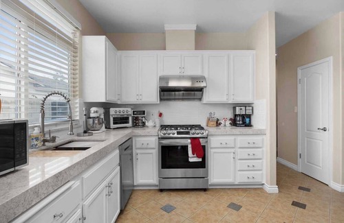 Greenacres Casa | Work & Play Haven: Pet-Friendly｜Garage Available｜Huge Yard｜Month-to-Month #41913