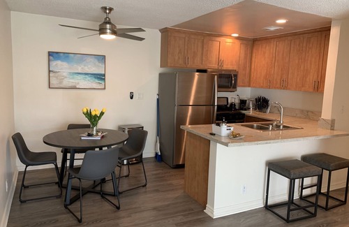 Los Angeles Apartamento | Worker’s paradise near UCLA, iMac, pool, balcony