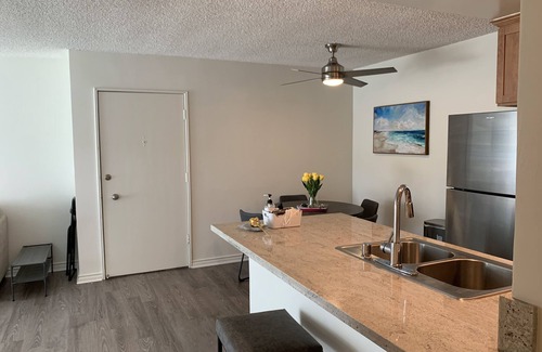 Los Angeles Apartamento | Worker’s paradise near UCLA, iMac, pool, balcony