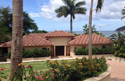 Playa Flamingo Casa | Villa de clase mundial en primera línea de playa con 5 suites junto a la piscina.