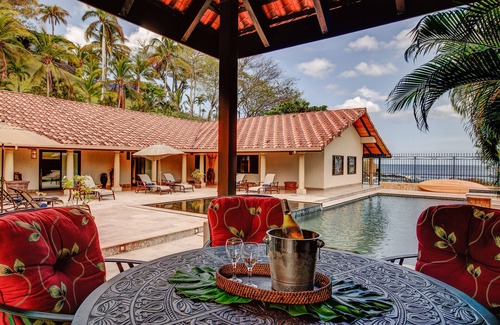 Playa Flamingo Casa | Villa de clase mundial en primera línea de playa con 5 suites junto a la piscina.