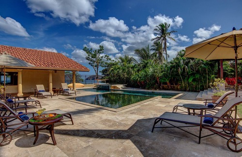 Playa Flamingo Casa | Villa de clase mundial en primera línea de playa con 5 suites junto a la piscina.