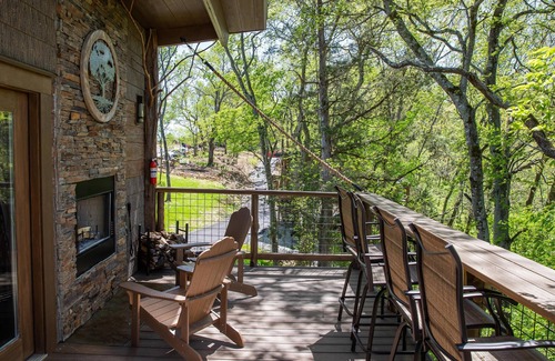 Sevierville Cabina | 🐿World's First Interactive Treehouse Resort! Squirrels Gone Wild🐿