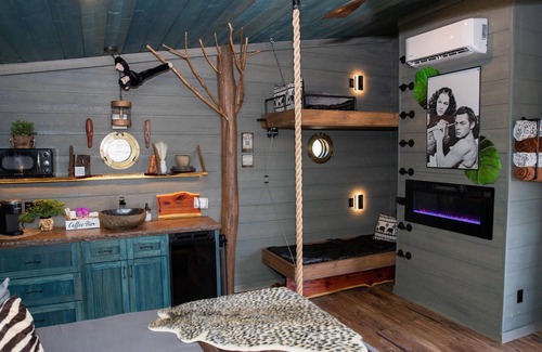 Sevierville Cabina | 🙉World's First Interactive Treehouse Resort! Tarzan & Jane! 🐘🦓