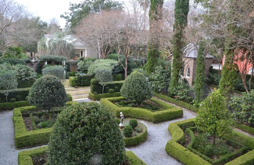 Harleston Village Casa | Wortham House 3BR / 3 & 1 / 2b Gothic Carriage House Set en el jardín