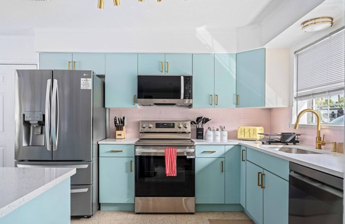 Largo Casa | WOW 6 BR Ice Cream House, Heated pool, 10 mins to Beach, BBQ, Karaoke, Fire pit
