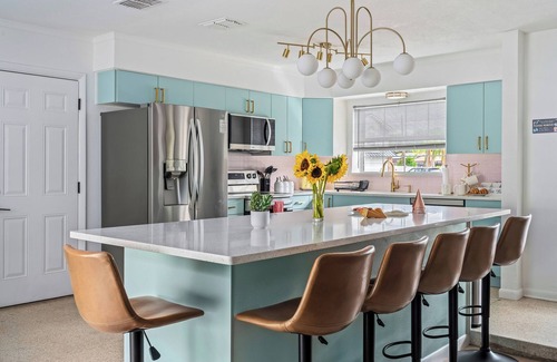 Largo Casa | WOW 6 BR Ice Cream House, Heated pool, 10 mins to Beach, BBQ, Karaoke, Fire pit