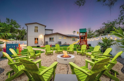 Largo Casa | WOW 6 BR Ice Cream House, Heated pool, 10 mins to Beach, BBQ, Karaoke, Fire pit