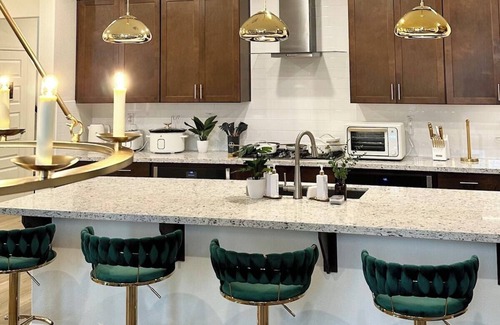 Roseville Casa | WOW! EPIC & Astonishing : Luxurious New Smart 5 BR Home with 9 Beds