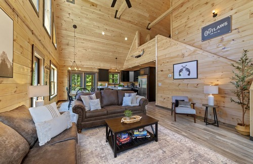 Sevierville Cabina | The Ultimate Cabin with Pool, Hot Tub & Games!