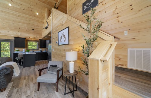 Sevierville Cabina | The Ultimate Cabin with Pool, Hot Tub & Games!