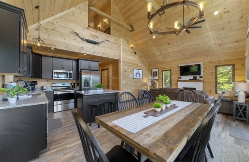Sevierville Cabina | The Ultimate Cabin with Pool, Hot Tub & Games!