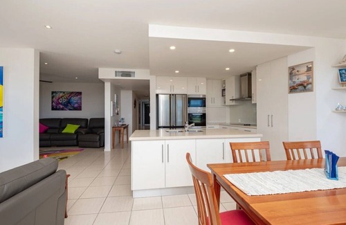 Bargara Apartamento | Wow is what you will say as you enter this large modern 3 bedroom apartment