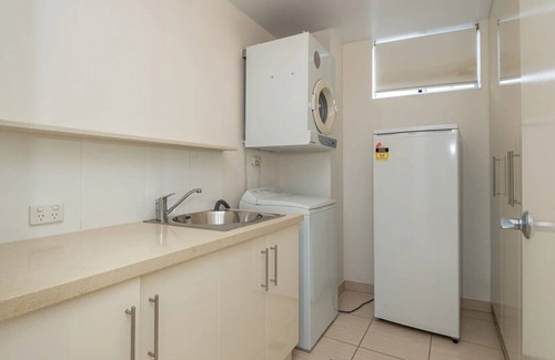 Bargara Apartamento | Wow is what you will say as you enter this large modern 3 bedroom apartment