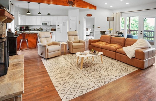 Chalet Village Cabina | WOW! Mountain Views, 2 Kings+, Grill, Pool Table, Fireplace & Covered Decks
