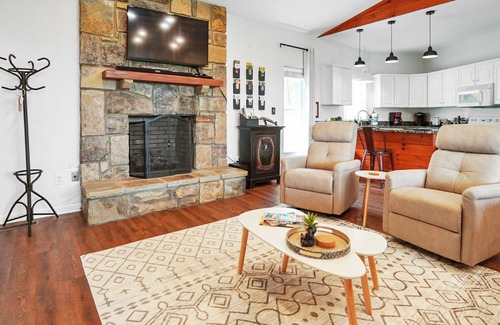Chalet Village Cabina | WOW! Mountain Views, 2 Kings+, Grill, Pool Table, Fireplace & Covered Decks