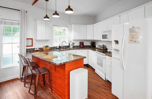 Chalet Village Cabina | WOW! Mountain Views, 2 Kings+, Grill, Pool Table, Fireplace & Covered Decks