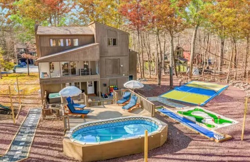 East Stroudsburg Casa | WOW Pocono Private Heated Pool, Pickleball, Hottub