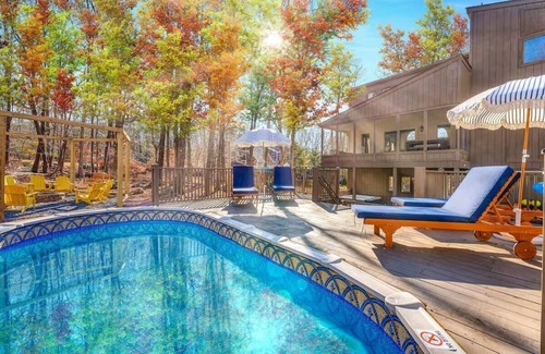 East Stroudsburg Casa | WOW Pocono Private Heated Pool, Pickleball, Hottub
