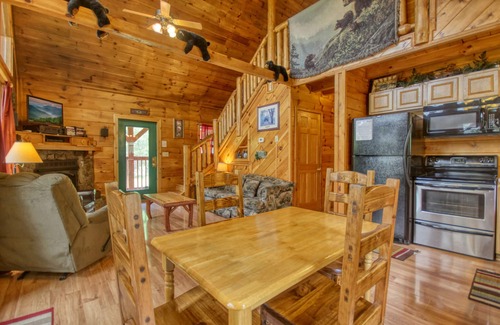 Caton Cabina | Cabaña privada de 2 dormitorios con vistas a la montaña con bañera de hidromasaje, jacuzzi y mesa de billar