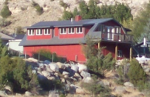 Gardiner Casa | Granero en los bancos del parque nacional de Yellowstone
