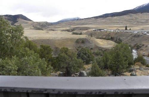 Gardiner Casa | Granero en los bancos del parque nacional de Yellowstone