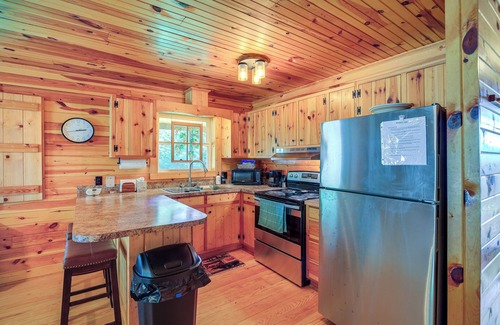 Sparta Cabina | Wraparound Deck & Hot Tub: Blue Ridge Mtn Cabin