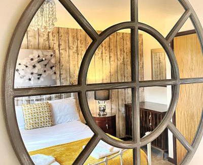 Llanybri Chalet De Esquí | Wren 23-Hot Tub-Woodland Lodges-Tenby-Pembroke