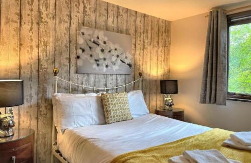 Llanybri Chalet De Esquí | Wren 23-Hot Tub-Woodland Lodges-Tenby-Pembroke