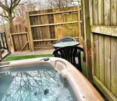 Llanybri Chalet De Esquí | Wren 23-Hot Tub-Woodland Lodges-Tenby-Pembroke