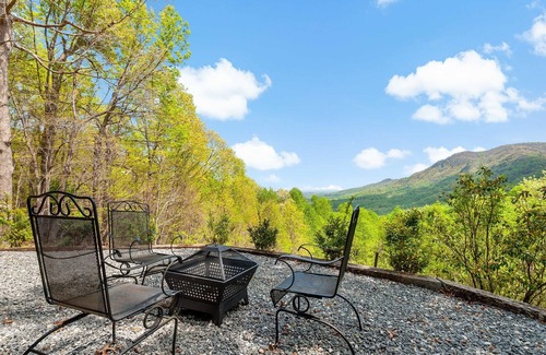 Piney Mountain Casa | Writer's Block - Big View, Fire Pit, Great Getaway