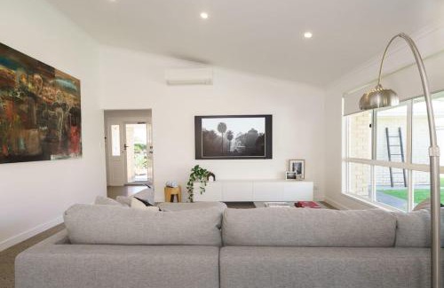 Wurtulla Casa | Wurtulla Beachside Family Haven, Steps to the Sea & Pool