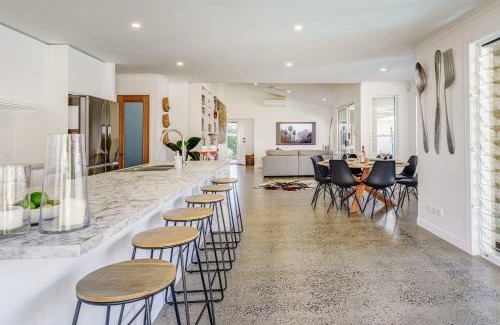 Wurtulla Casa | Wurtulla Beachside Family Haven, Steps to the Sea & Pool