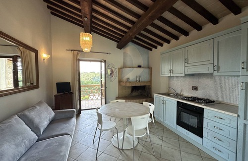 Gualdo Cattaneo Villa | VILLA DE PIEDRA EN LA CIMA DE UNA COLINA DE OLIVAS CON PISCINA